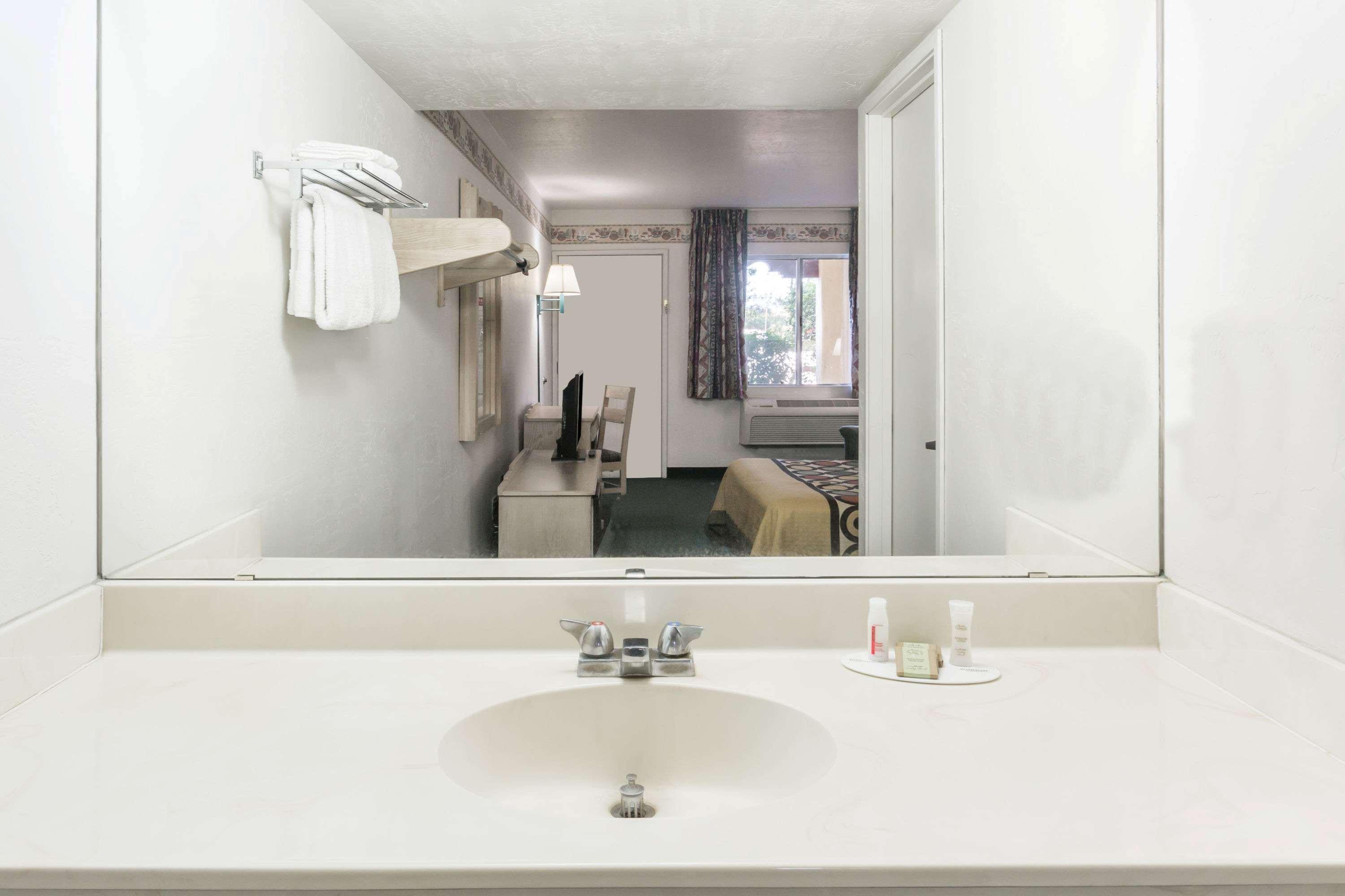 Super 8 By Wyndham Cottonwood Exterior foto